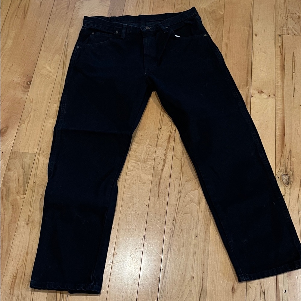 Like new men’s rugged wear black Wrangler jeans 36 x 30 great condition